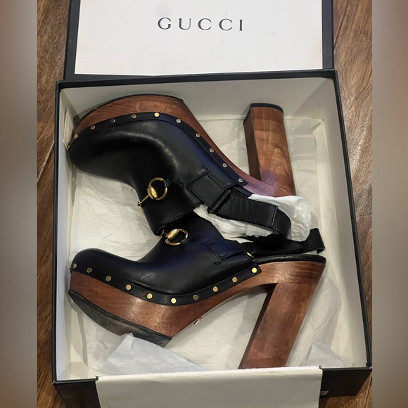 Gucci Women's Black Leather Mules with Gold Accent - Picture 5 of 9